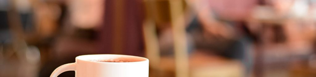 Met de krant op tafel